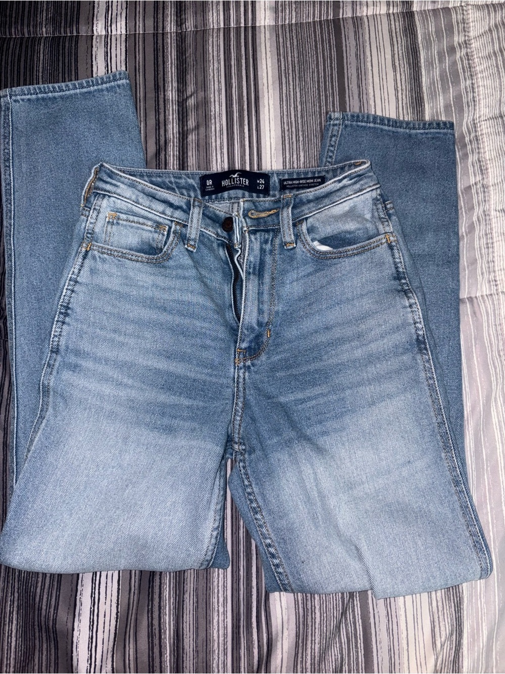 Hollister women’s Light Wash Blue Jeans
